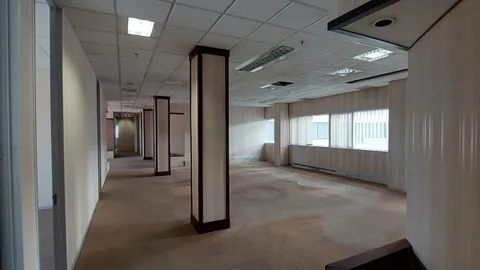 The Mall Offices - Rosebank , 11 Cradock Avenue has a 1074m² Office Space Available To Let on the 6th Floor (2)